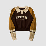 Kurzer Pullover mit Umlegekragen und Buchstabenmuster