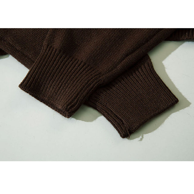 Kurzer Pullover mit Neckholder-Stickerei und Quaste