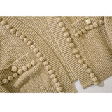 Kurzer Cardigan mit Knopfdekor und Pom-Pom