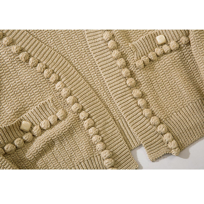 Kurzer Cardigan mit Knopfdekor und Pom-Pom