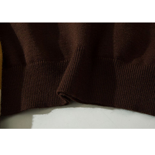 Kurzer Pullover mit Umlegekragen und Buchstabenmuster