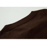 Kurzer Pullover mit Neckholder-Stickerei und Quaste
