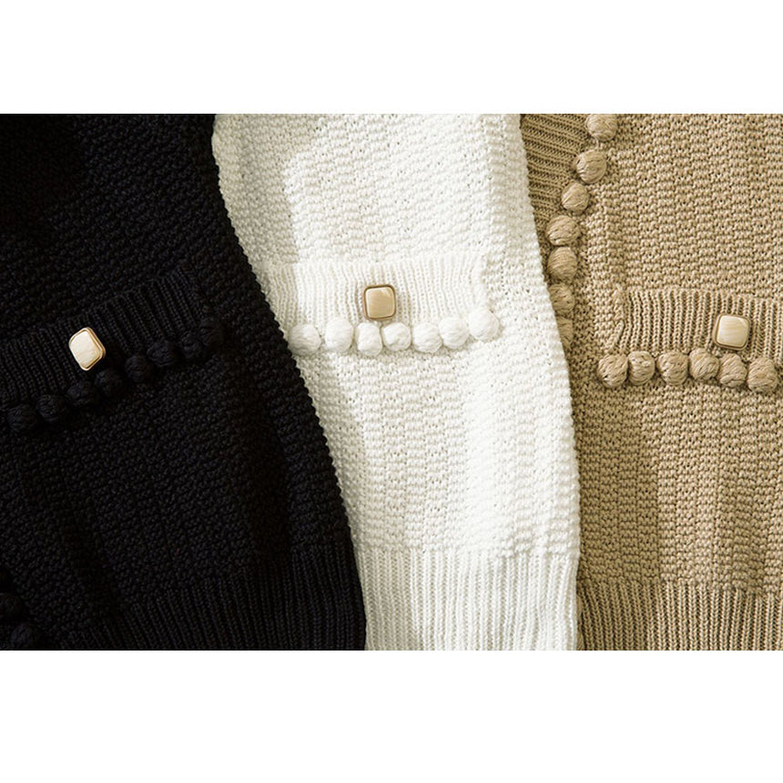 Kurzer Cardigan mit Knopfdekor und Pom-Pom