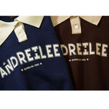 Kurzer Pullover mit Umlegekragen und Buchstabenmuster