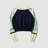 Kurzer Pullover mit Umlegekragen und Buchstabenmuster