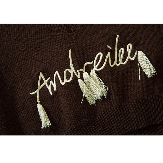 Kurzer Pullover mit Neckholder-Stickerei und Quaste