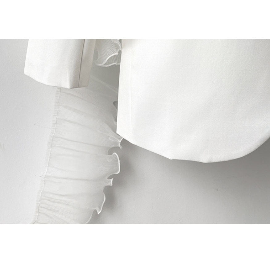 Elegante blazer de malla con volantes de decoración
