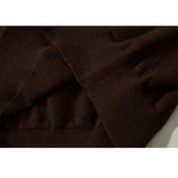Kurzer Pullover mit Umlegekragen und Buchstabenmuster