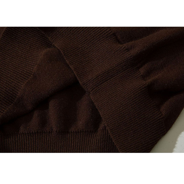Kurzer Pullover mit Umlegekragen und Buchstabenmuster