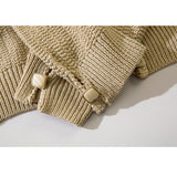 Kurzer Cardigan mit Knopfdekor und Pom-Pom