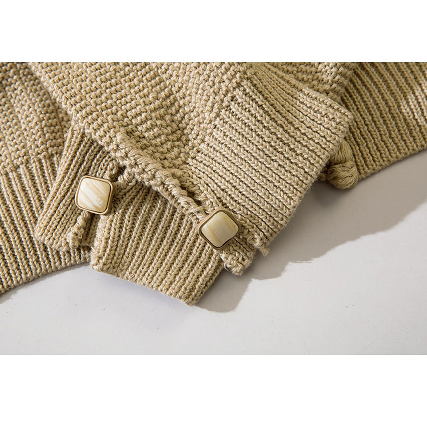 Kurzer Cardigan mit Knopfdekor und Pom-Pom