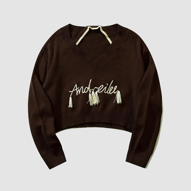 Kurzer Pullover mit Neckholder-Stickerei und Quaste