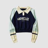 Kurzer Pullover mit Umlegekragen und Buchstabenmuster