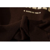 Kurzer Pullover mit Umlegekragen und Buchstabenmuster