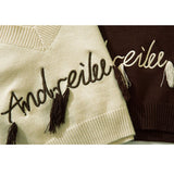 Kurzer Pullover mit Neckholder-Stickerei und Quaste
