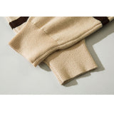 Kurzer Pullover mit Umlegekragen und Buchstabenmuster
