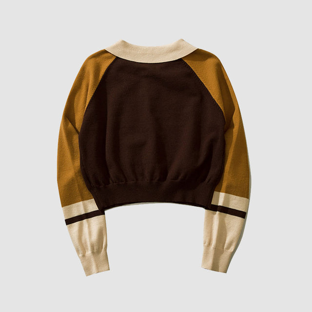 Kurzer Pullover mit Umlegekragen und Buchstabenmuster