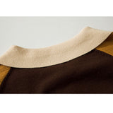 Kurzer Pullover mit Umlegekragen und Buchstabenmuster
