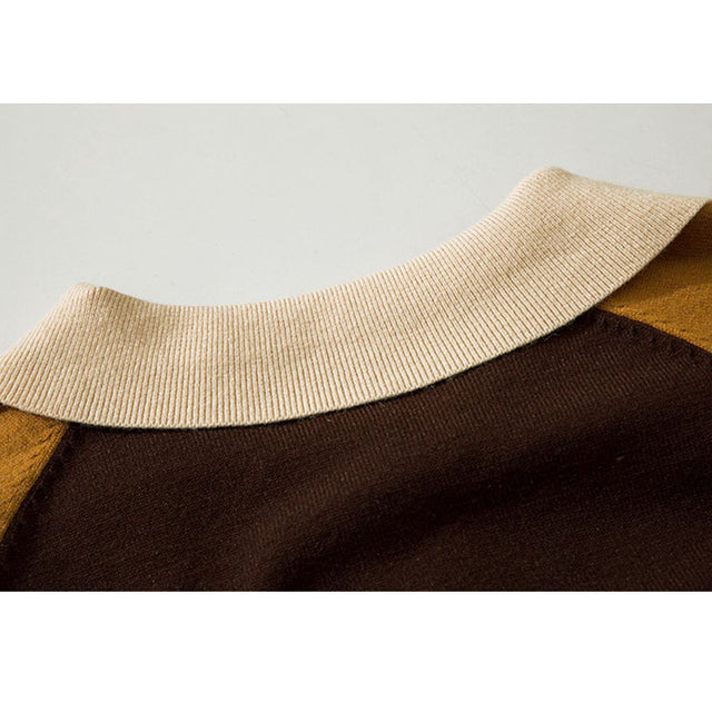 Kurzer Pullover mit Umlegekragen und Buchstabenmuster