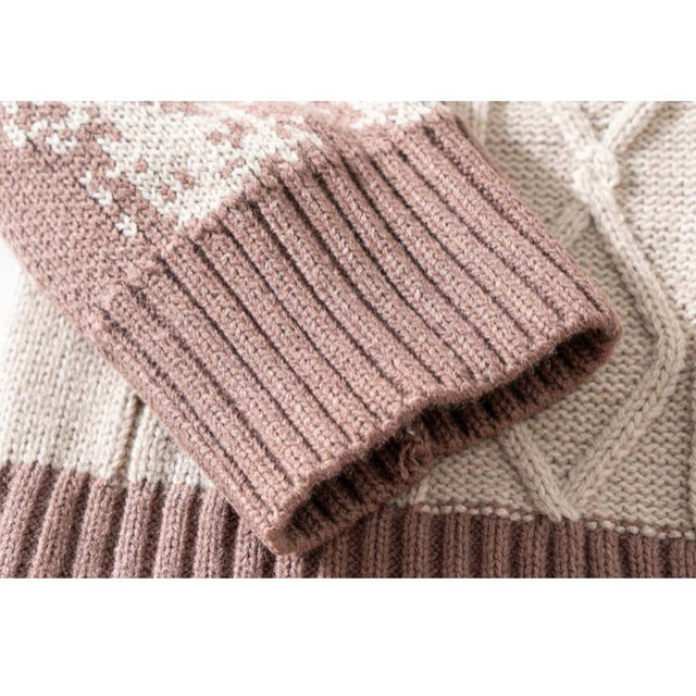 Pullover mit Herzmuster und Fadennähten