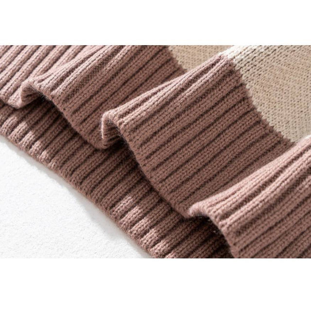 Pullover mit Herzmuster und Fadennähten